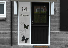 Voordeursticker met naam en huisnummer vlinders