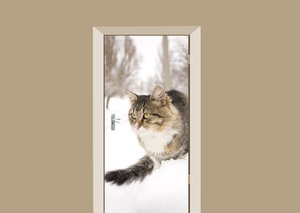 Deursticker kat in de sneeuw