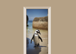 Deursticker pinguin op het strand