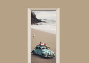 Deursticker miniatuur auto op het strand